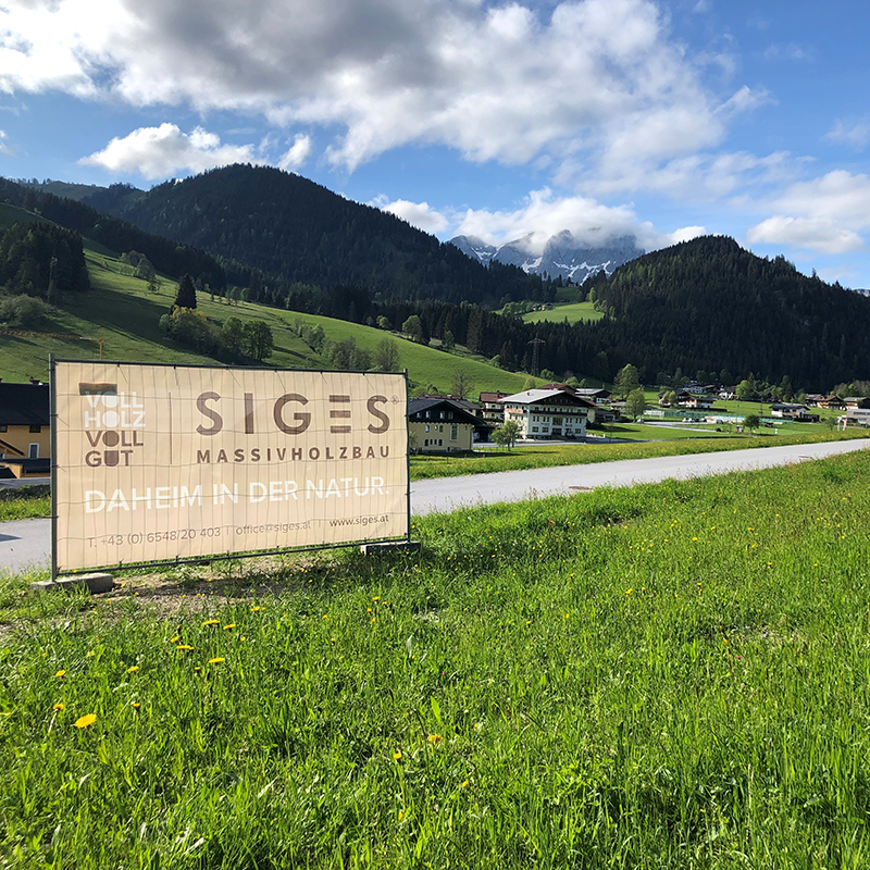 Bauzaunbanner auf einer Grundstücksfläche