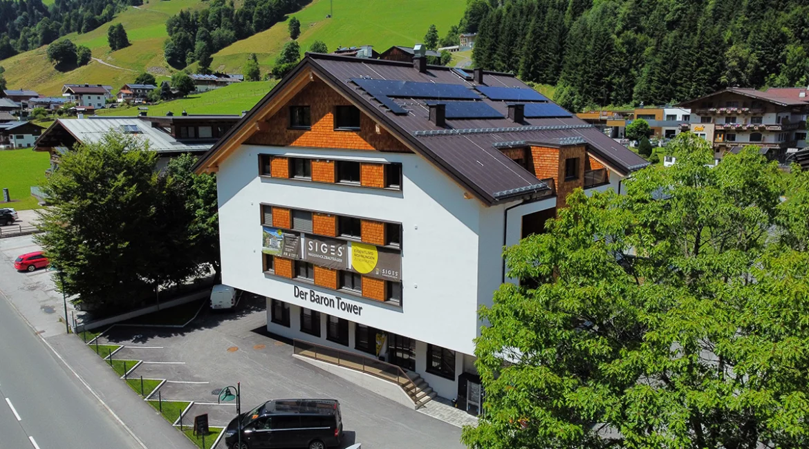 Drohnenaufnahme vom Bauprojekt in Saalbach-Hinterglemm mit Holzschindelfassade