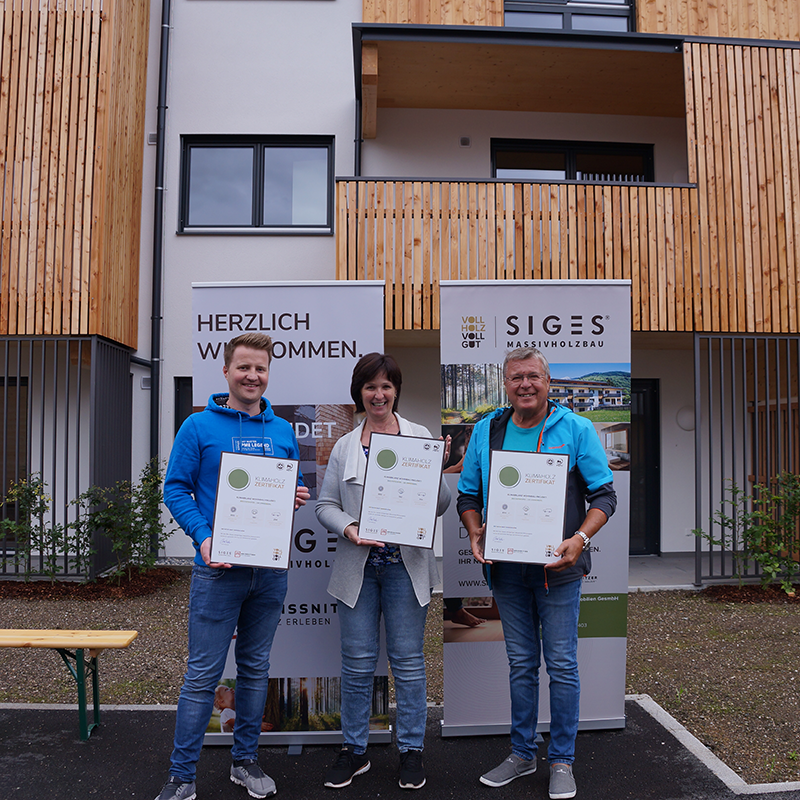 Kunden mit Klimaholzzertifikat vor dem Projekt in Zimmerberg Bischofshofen