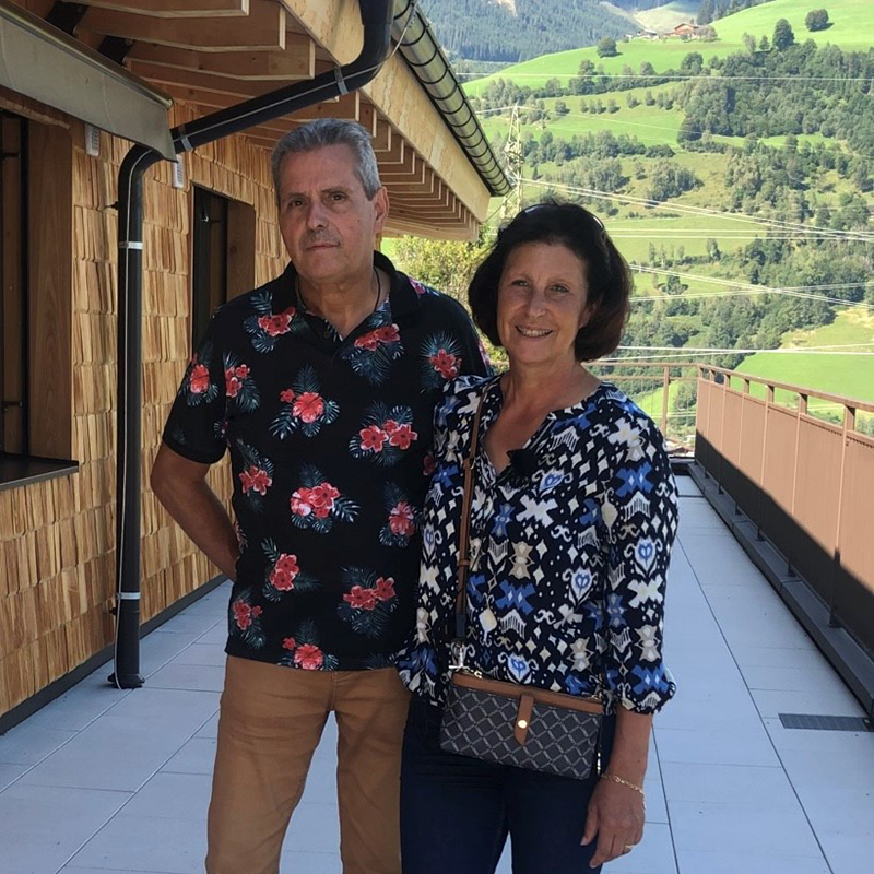 Paar auf Dachterrasse mit Holzfassade